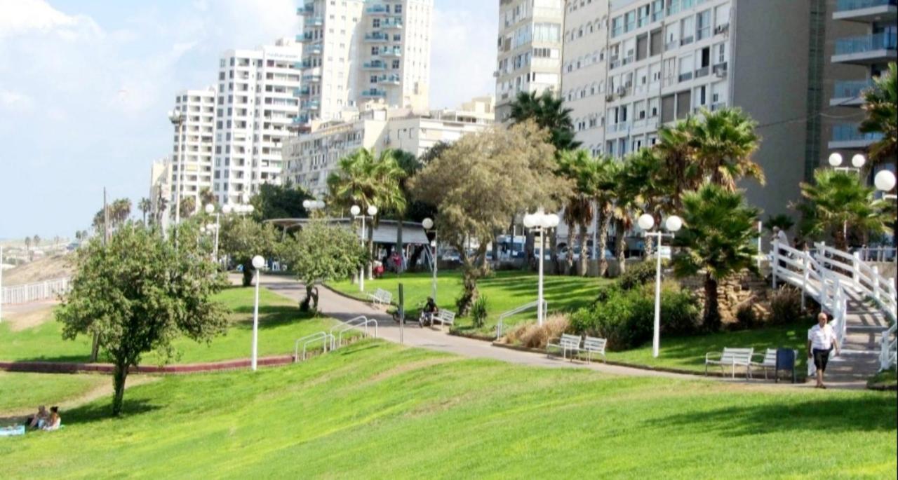 612 Apartment On The Beach Bat Yam Exterior photo